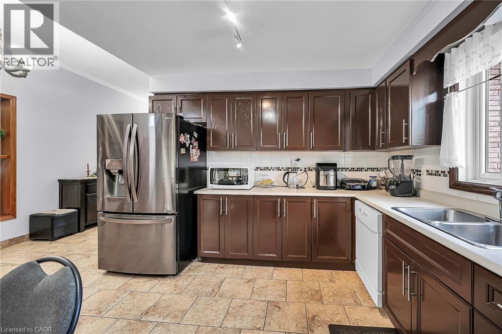 Photo 11 of 140 Solomon Crescent, Hamilton ON