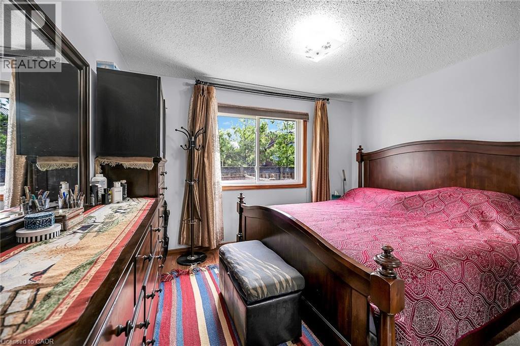 Photo 32 of 140 Solomon Crescent, Hamilton ON