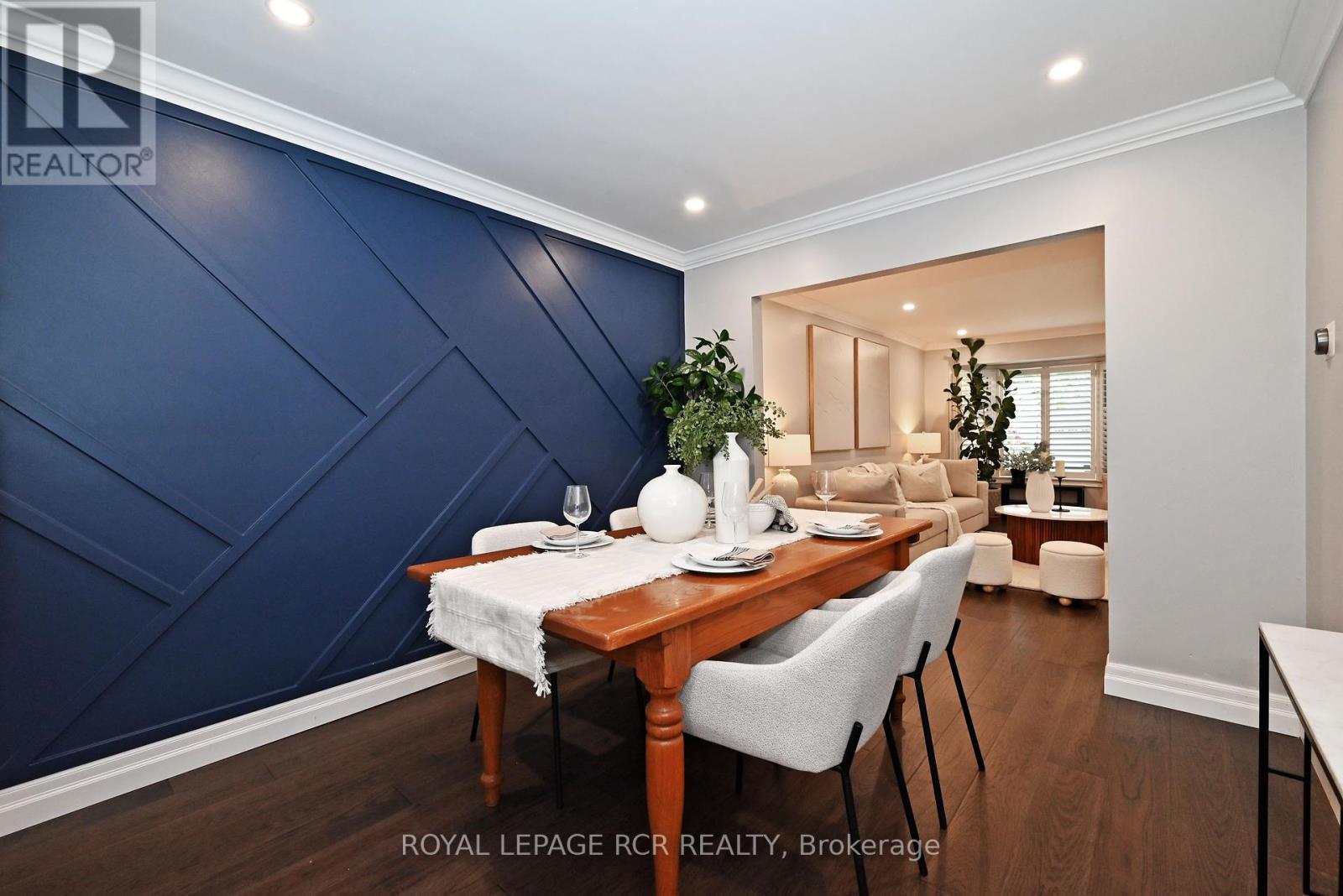 Photo 12 of 24 Murdock Avenue, Aurora ON