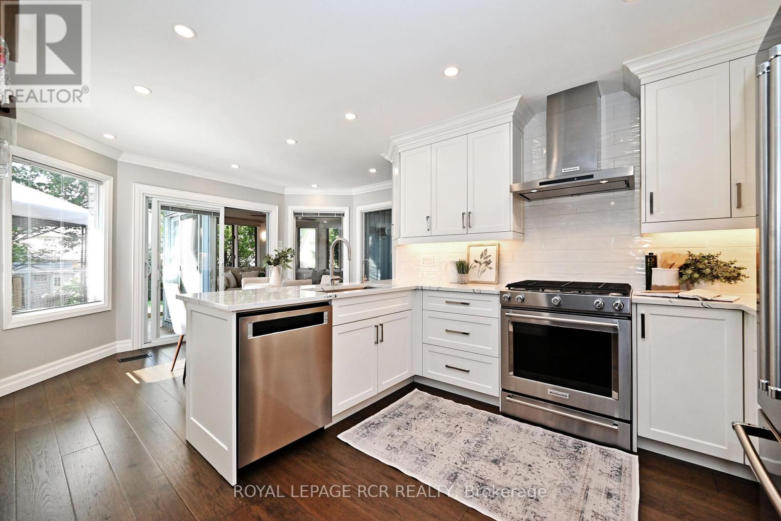 Photo 16 of 24 Murdock Avenue, Aurora ON