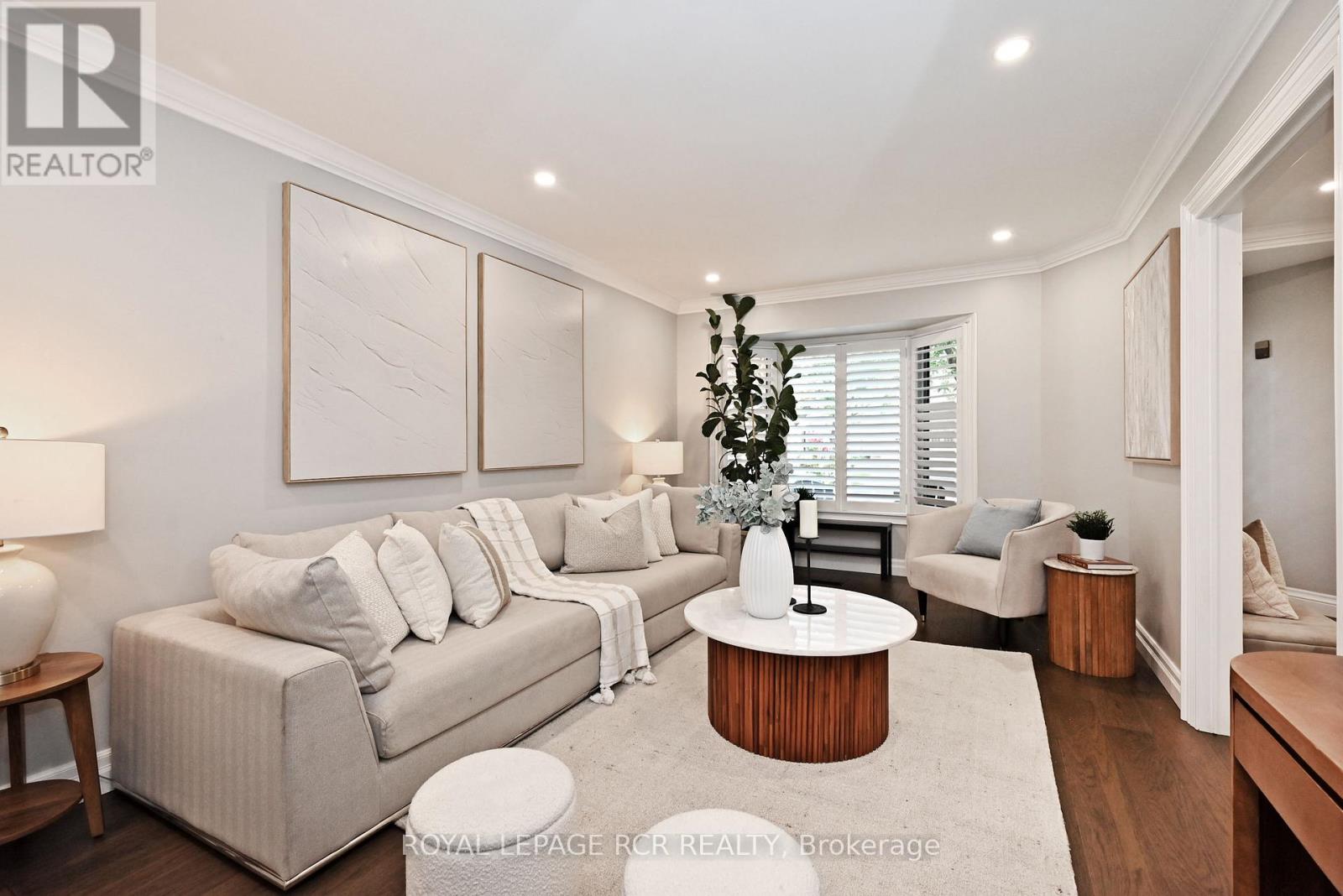 Photo 5 of 24 Murdock Avenue, Aurora ON
