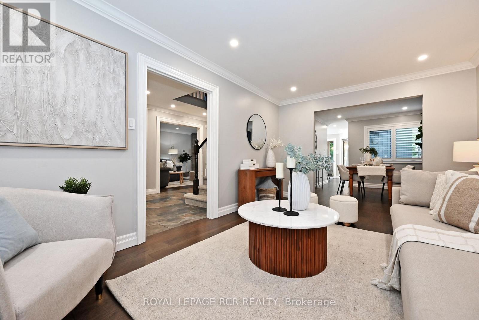 Photo 8 of 24 Murdock Avenue, Aurora ON