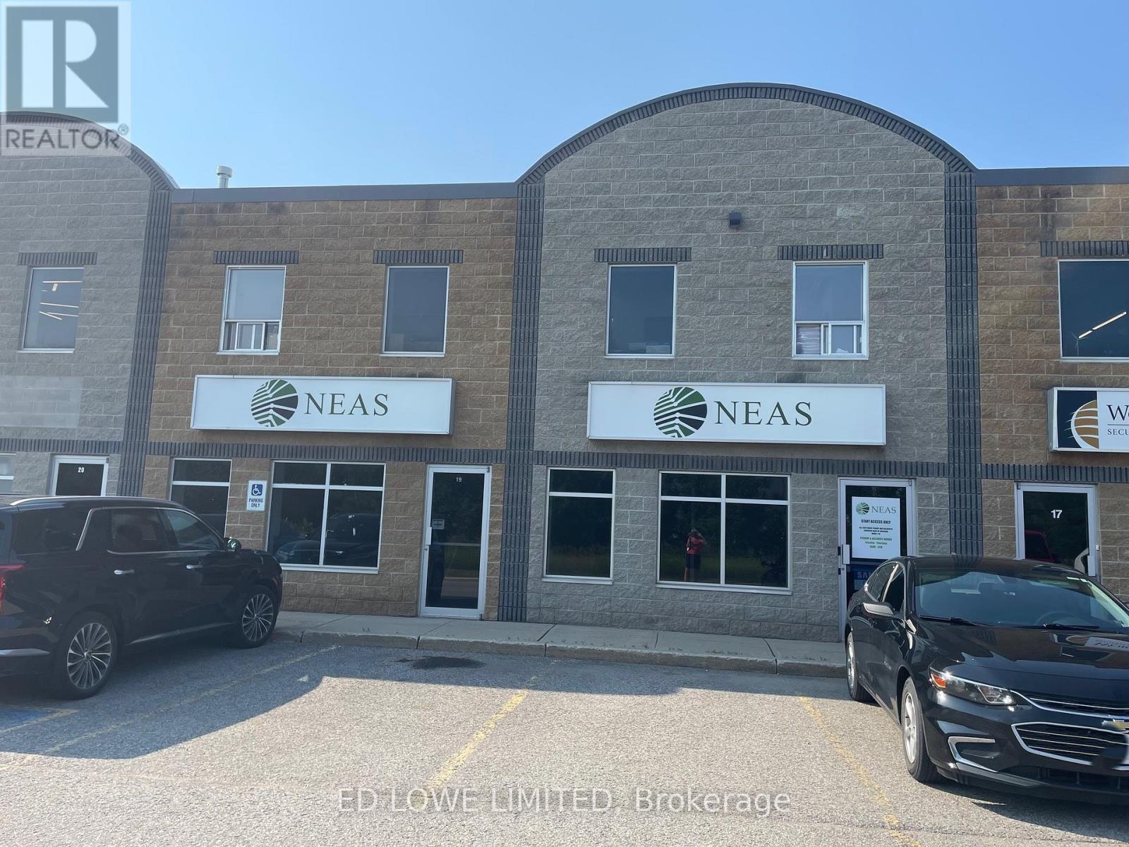 Photo 1 of 18 19 647 Welham Road, Barrie ON