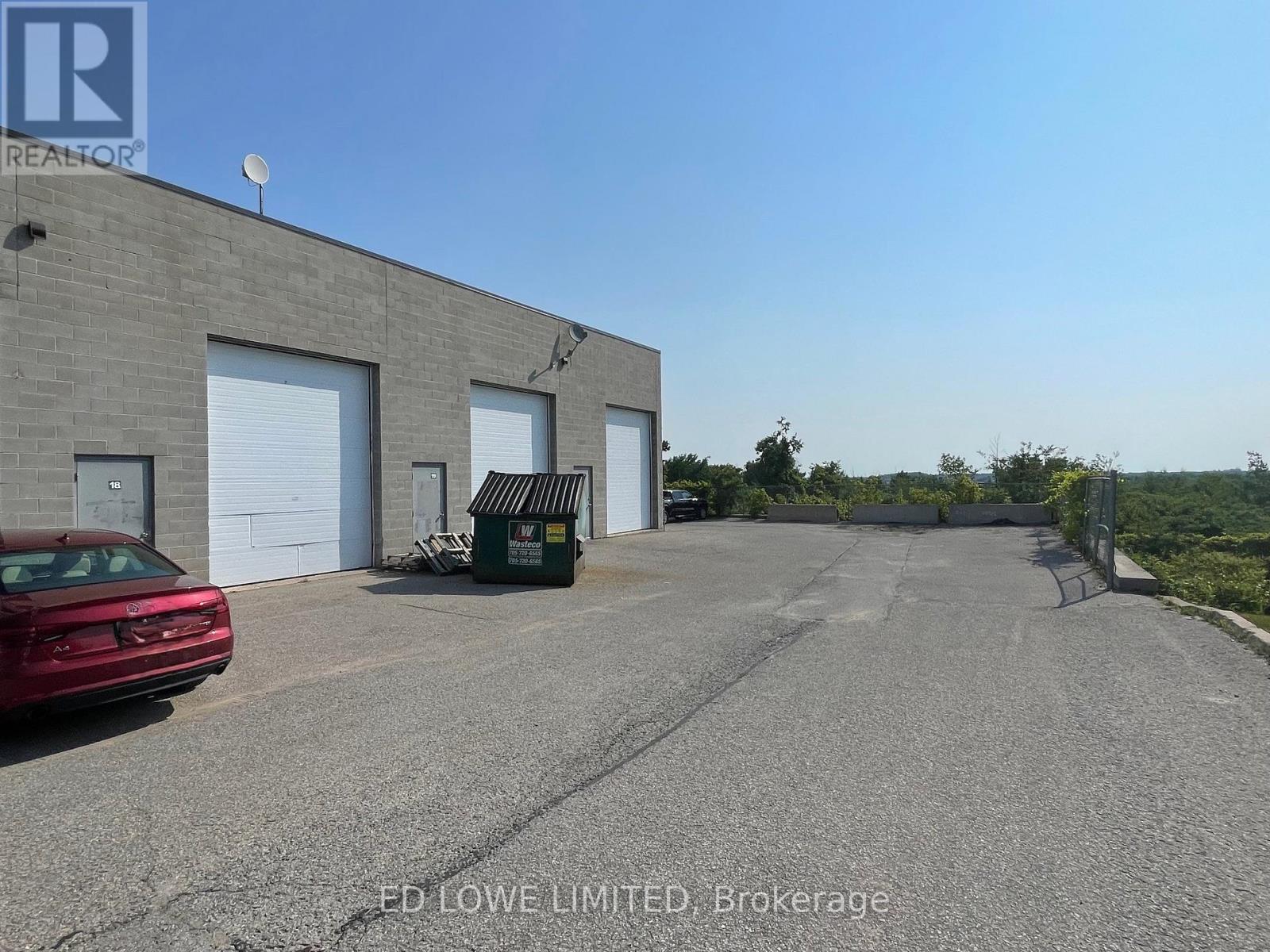 Photo 3 of 18 19 647 Welham Road, Barrie ON