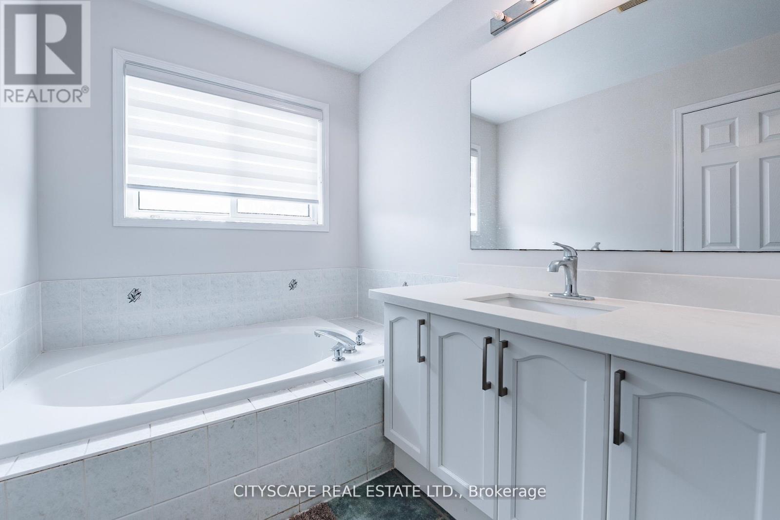 Photo 19 of 3386 Gumwood Road, Mississauga ON