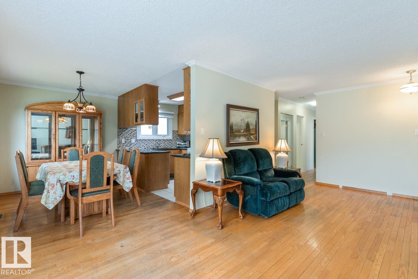 Photo 8 of 5116 14 Av Nw, Edmonton AB