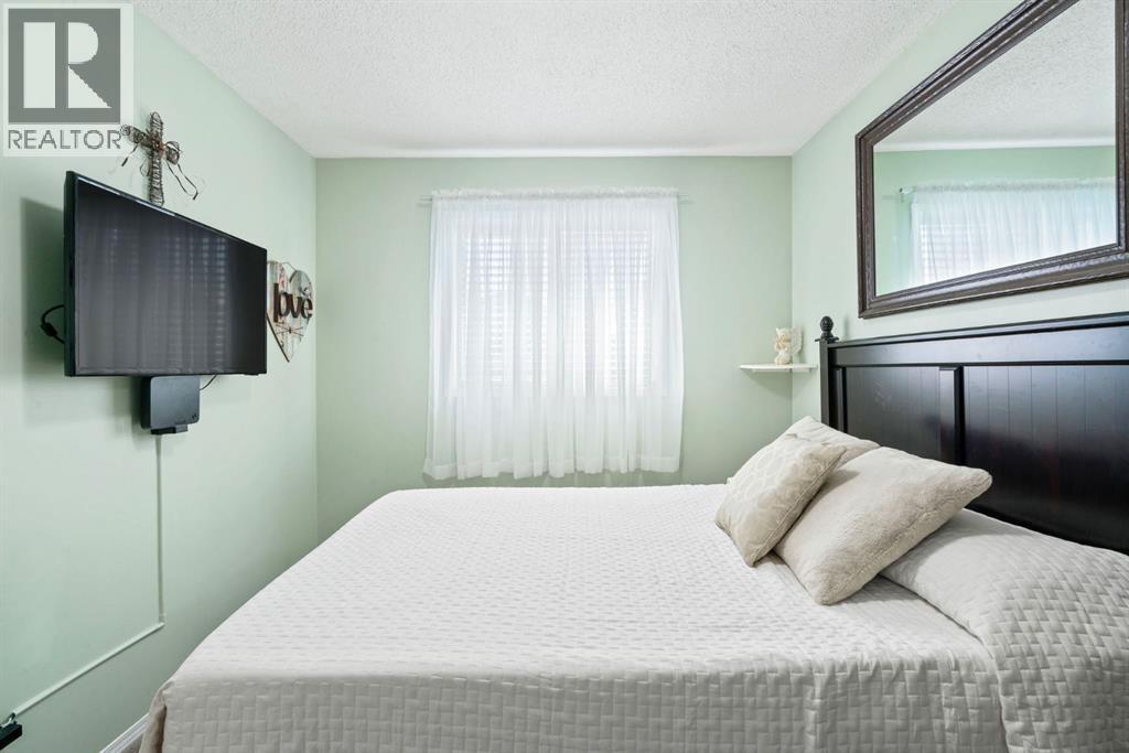 Single Family House for Sale in  Everwillow Close SW Evergreen Calgary 