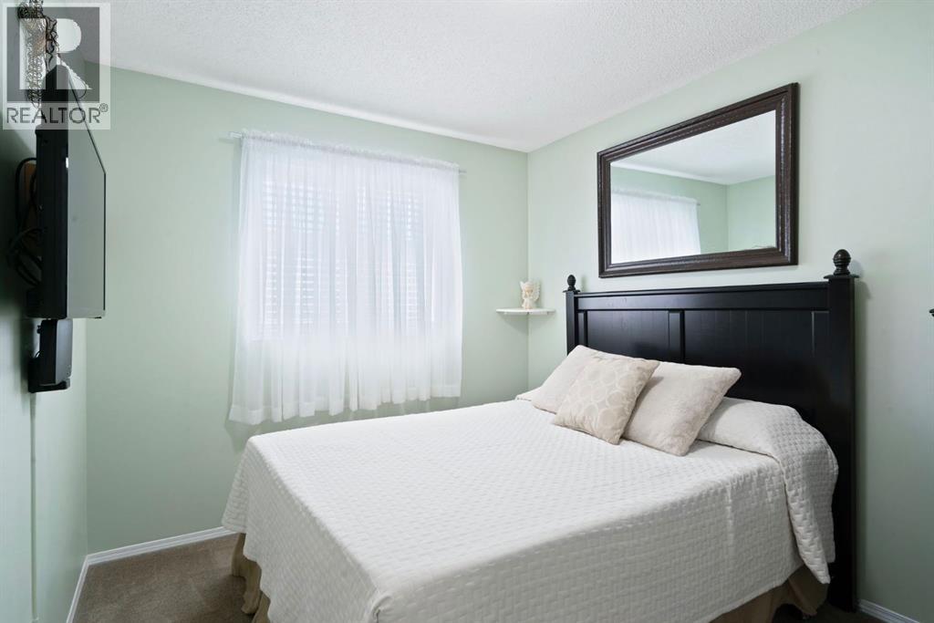 Single Family House for Sale in  Everwillow Close SW Evergreen Calgary 