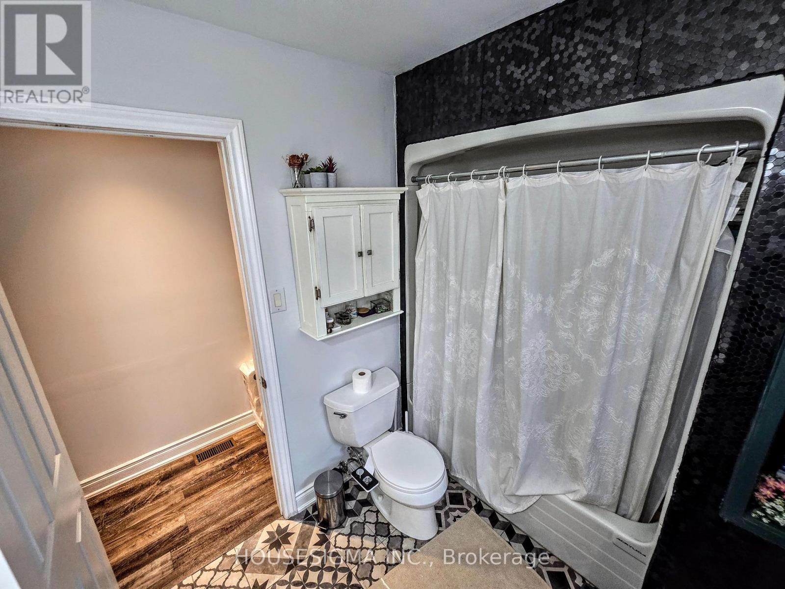 Photo 10 of Upper 33 Warren Avenue, Hamilton ON