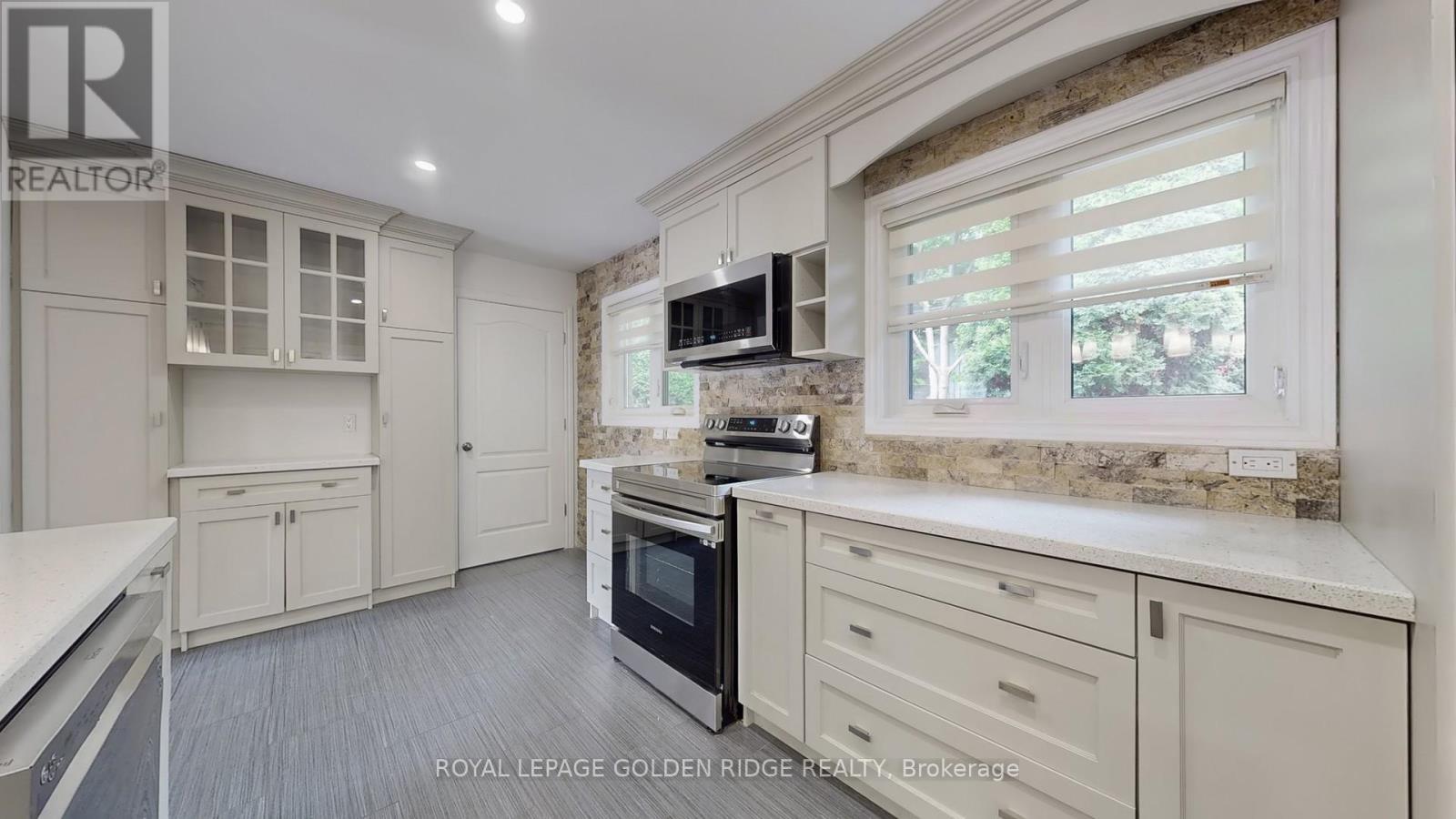 Photo 10 of 42 Castle Harbour Lane, Markham ON