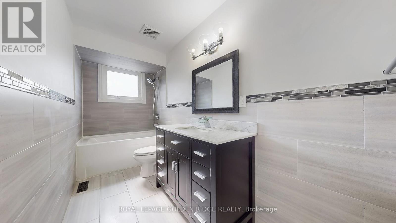 Photo 13 of 42 Castle Harbour Lane, Markham ON