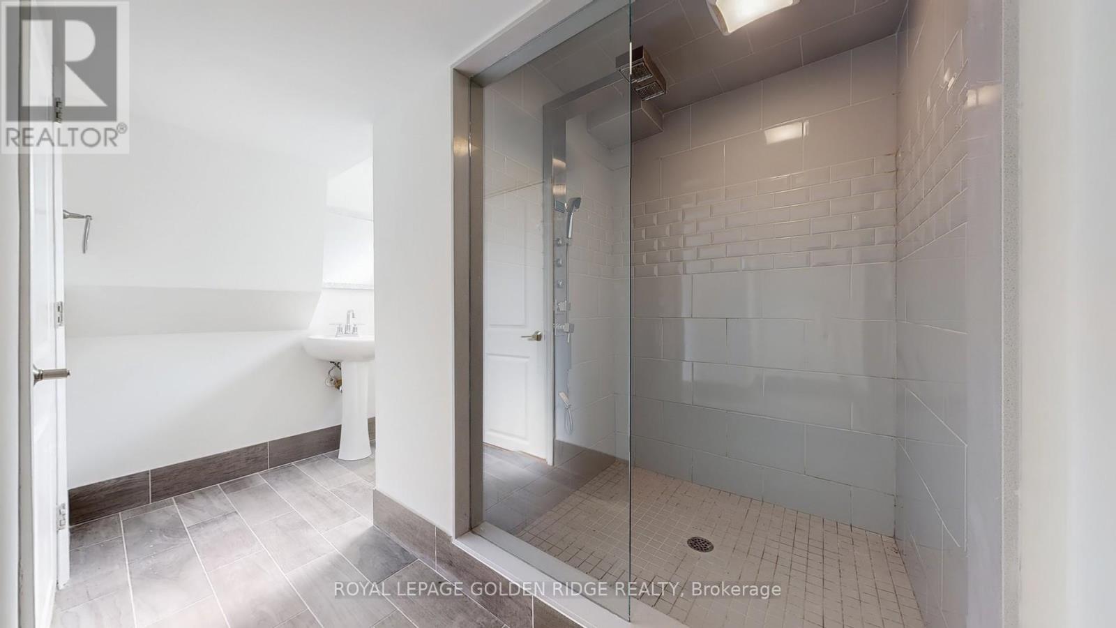 Photo 18 of 42 Castle Harbour Lane, Markham ON