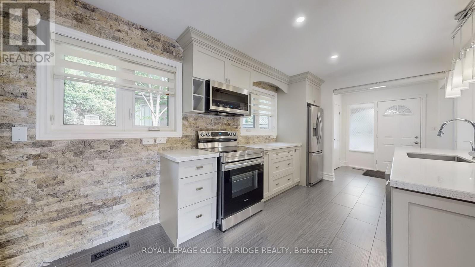 Photo 9 of 42 Castle Harbour Lane, Markham ON