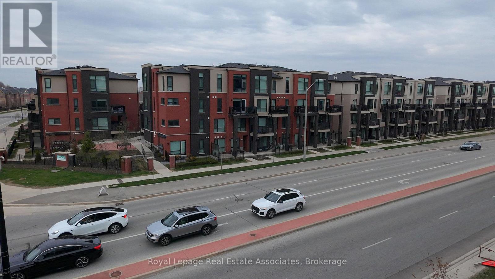 Photo 2 of 93 100 Dufay Road, Brampton ON