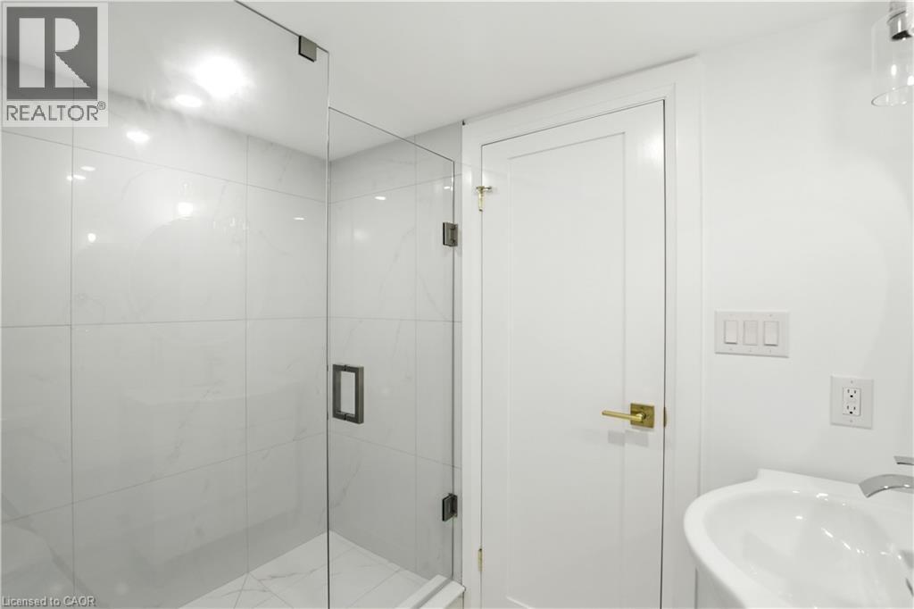 Photo 2 of 821 Shadeland Avenue, Burlington ON