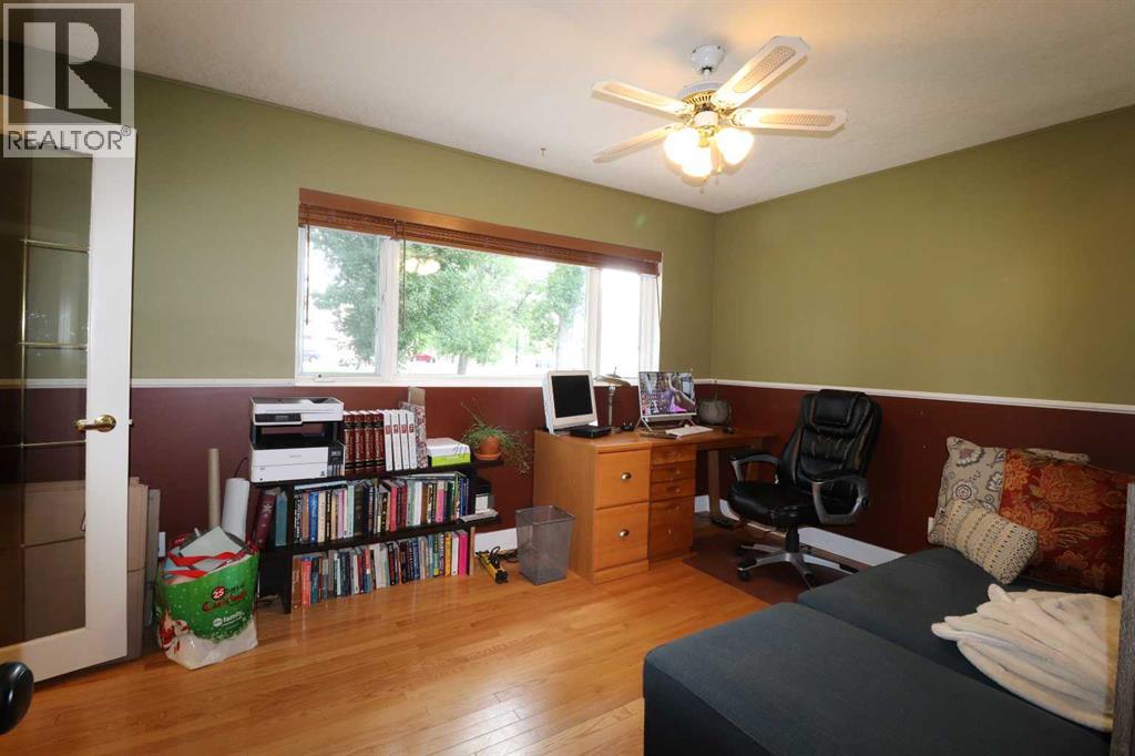 Photo 12 of 418 15 Street S, Lethbridge AB