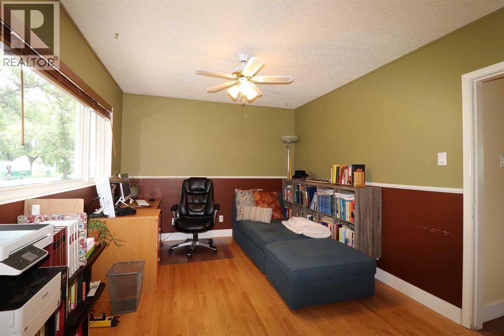 Photo 11 of 418 15 Street S, Lethbridge AB