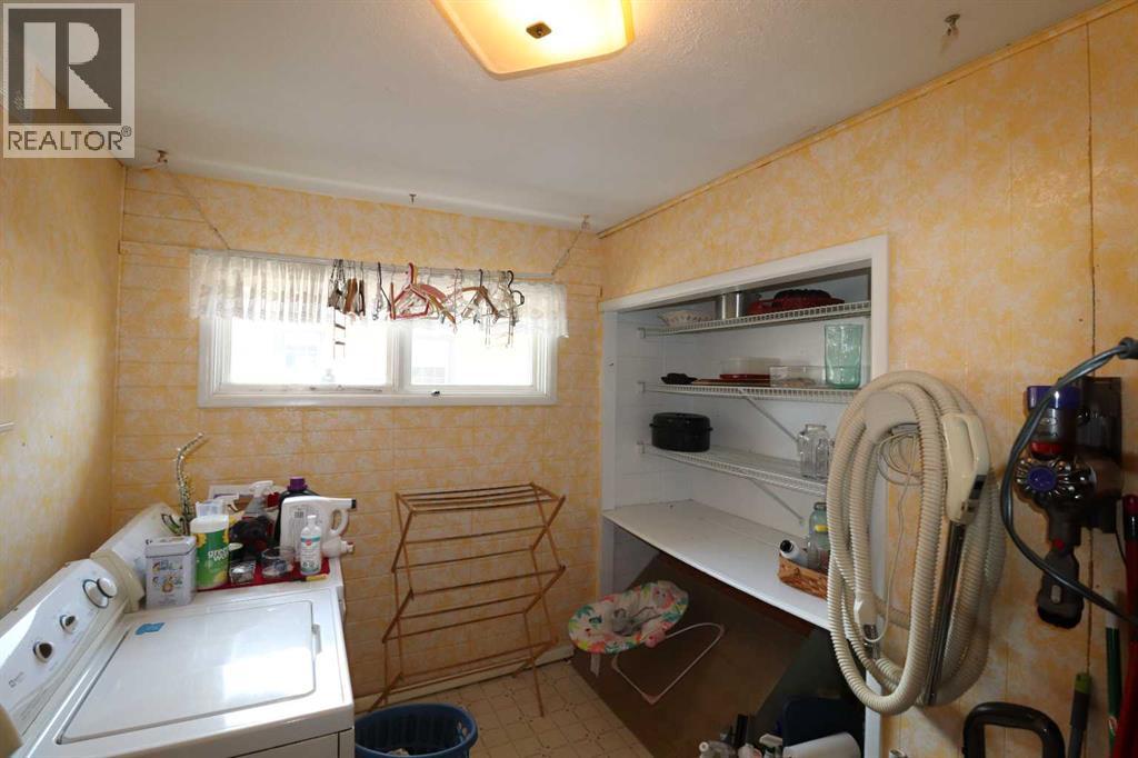 Photo 19 of 418 15 Street S, Lethbridge AB