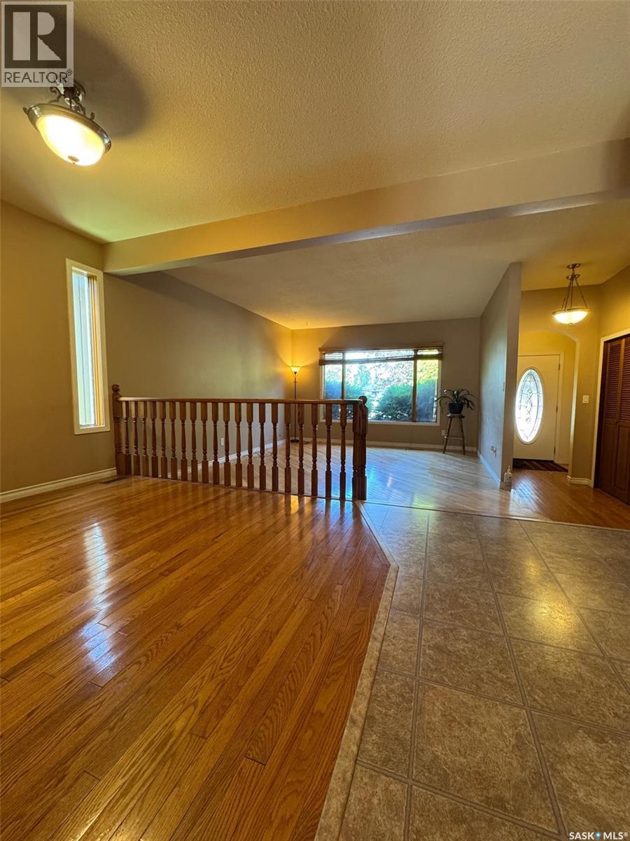 Photo 4 of 418 Emerald Crescent, Saskatoon SK