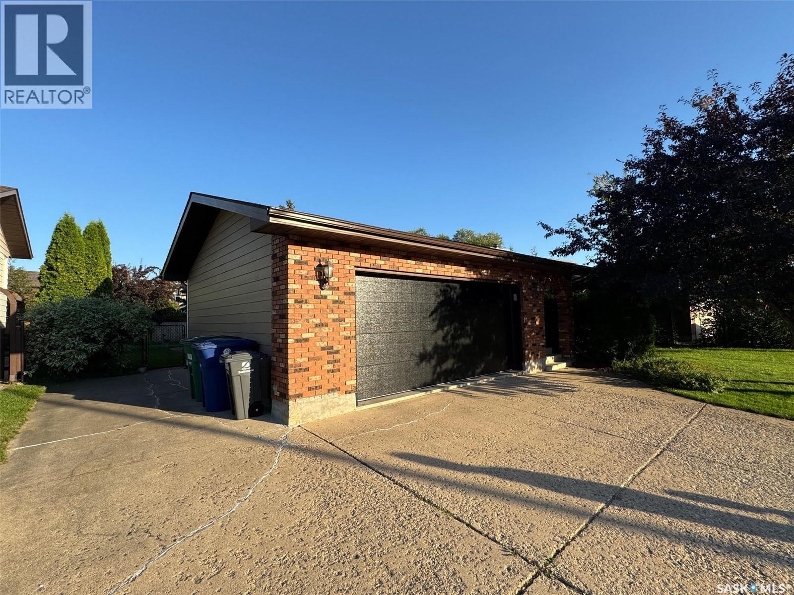 Photo 1 of 418 Emerald Crescent, Saskatoon SK