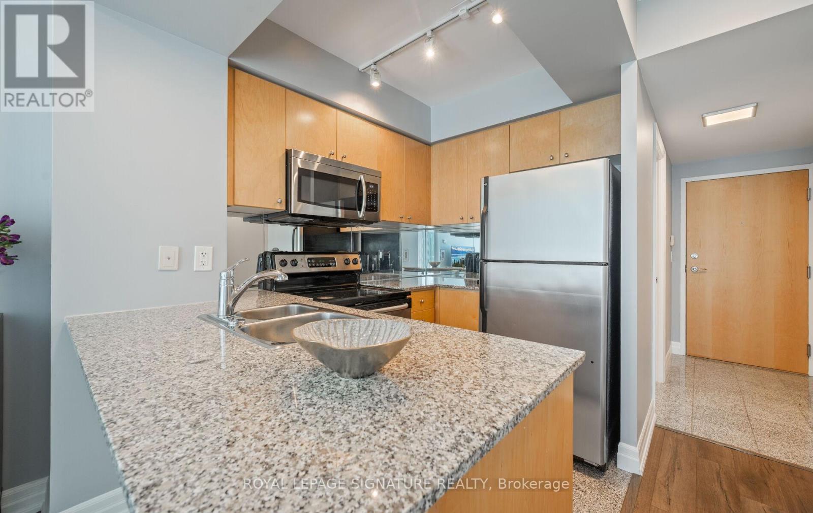 Photo 17 of 1405 8 Scollard Street, Toronto ON