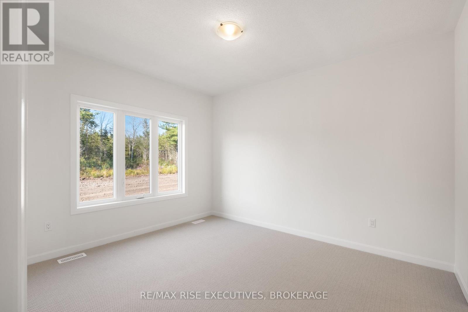 Photo 11 of 128 Gildersleeve Boulevard, Loyalist ON