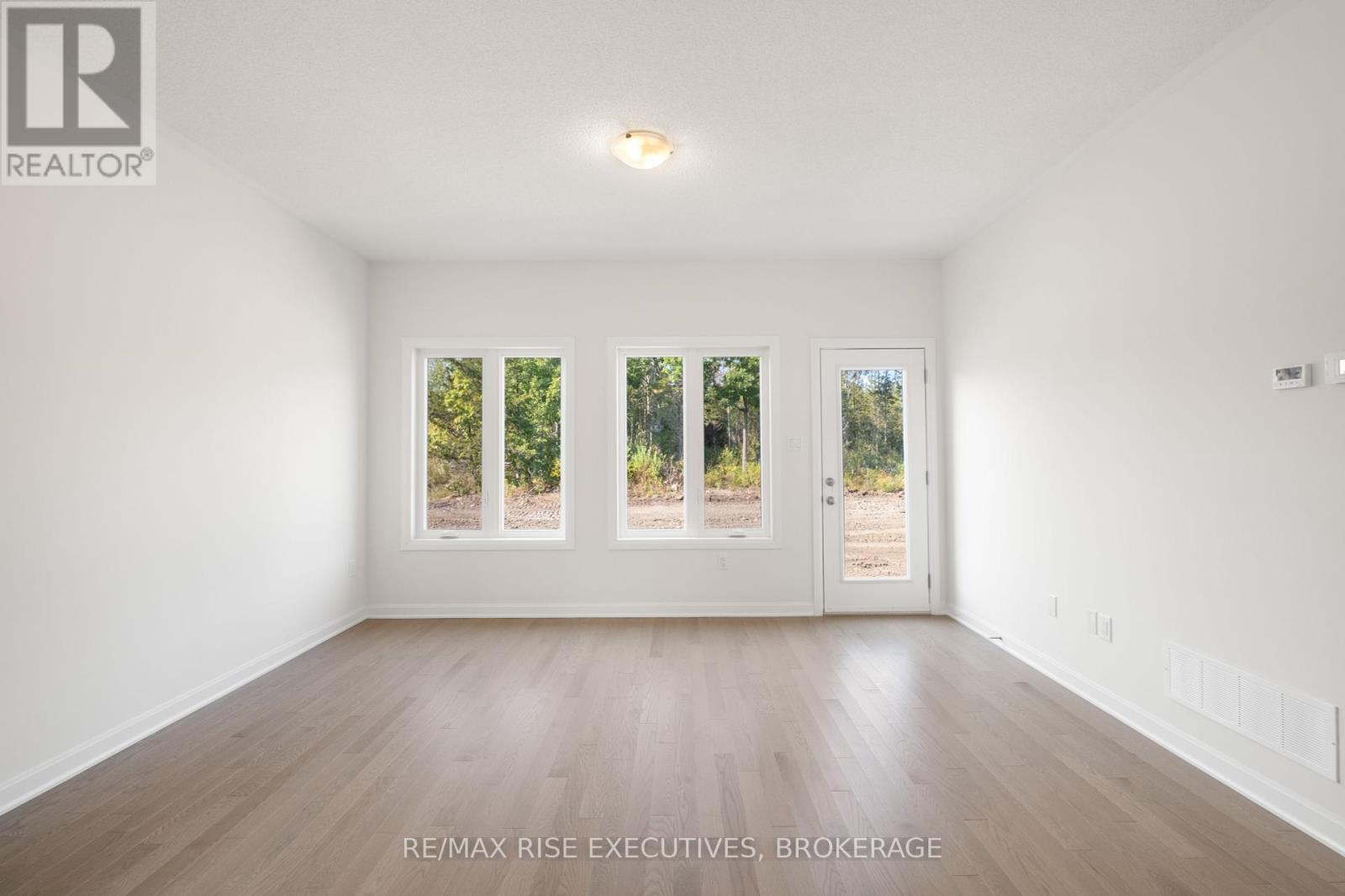 Photo 9 of 128 Gildersleeve Boulevard, Loyalist ON