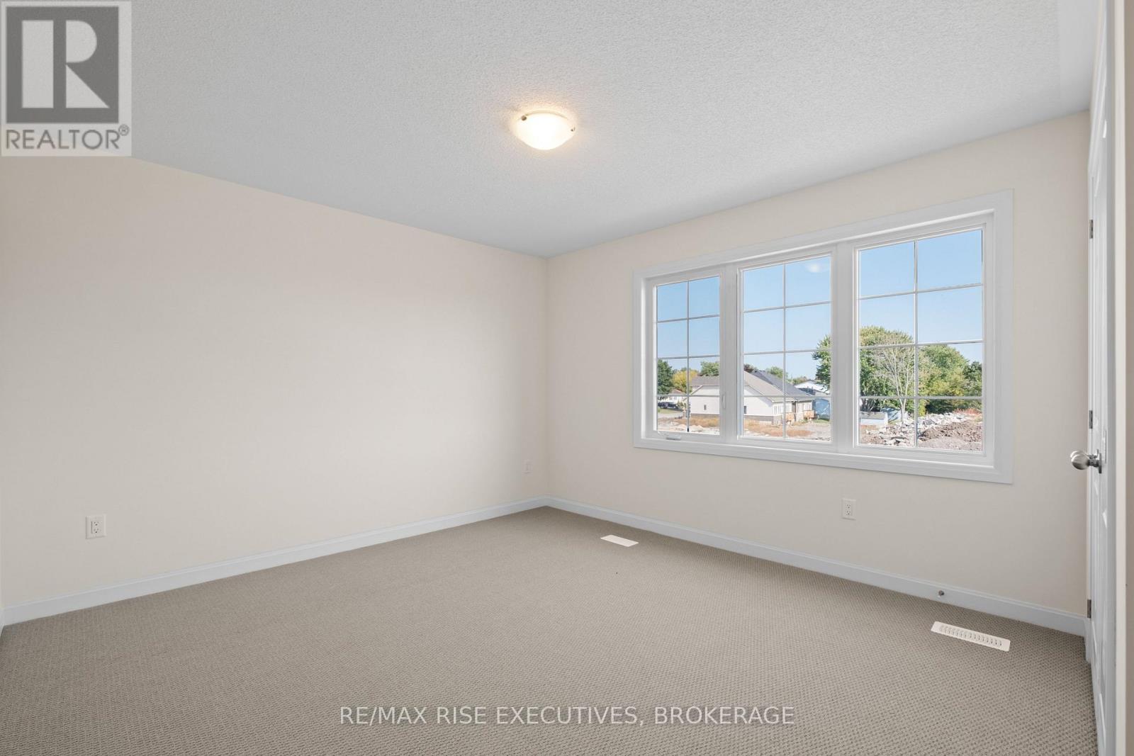 Photo 23 of 117 Windermere Boulevard, Loyalist ON