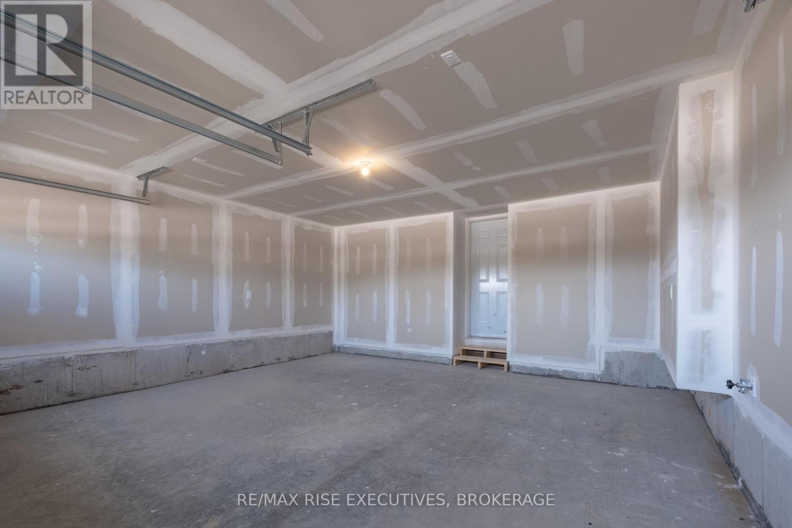 Photo 42 of 117 Windermere Boulevard, Loyalist ON