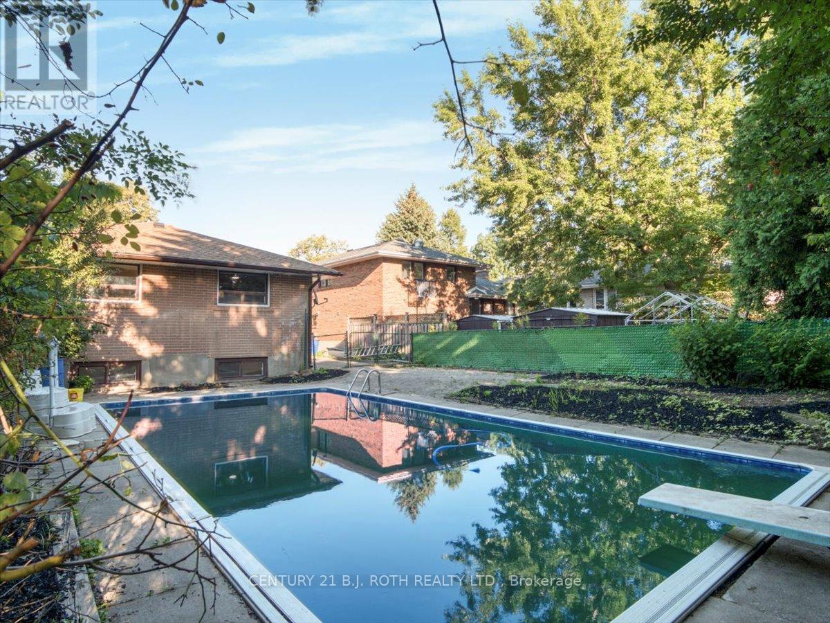 Photo 33 of 10 Bloorlea Crescent, Toronto ON