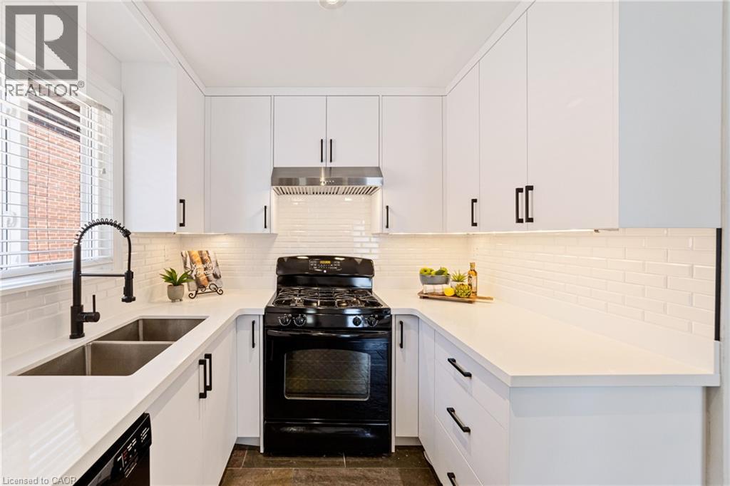 Photo 13 of 1363 Harmsworth Square, Oakville ON