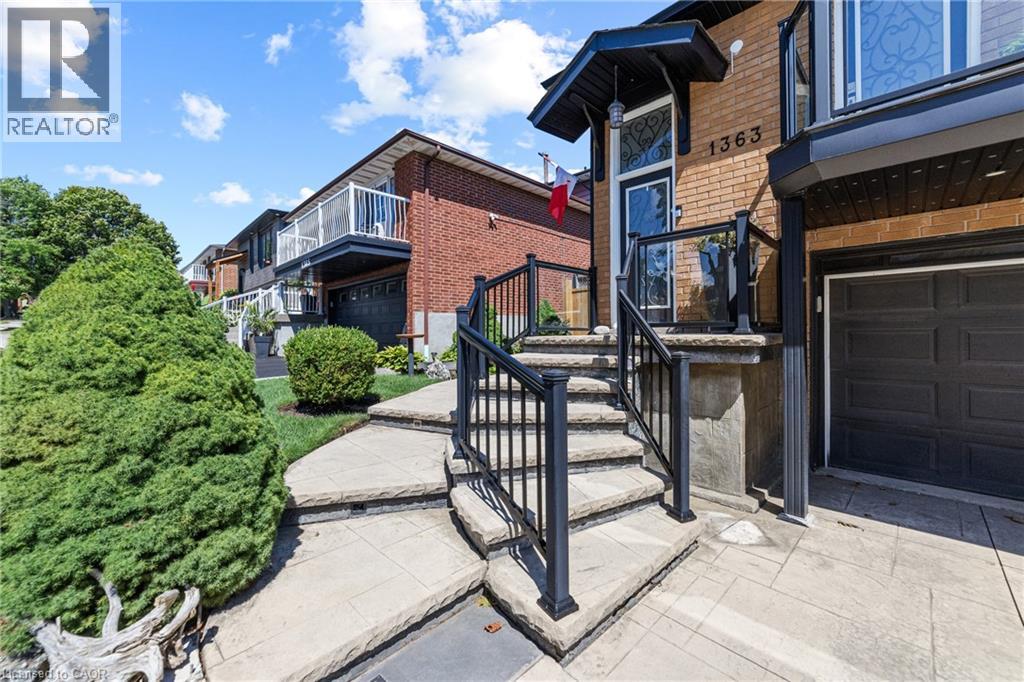 Photo 3 of 1363 Harmsworth Square, Oakville ON