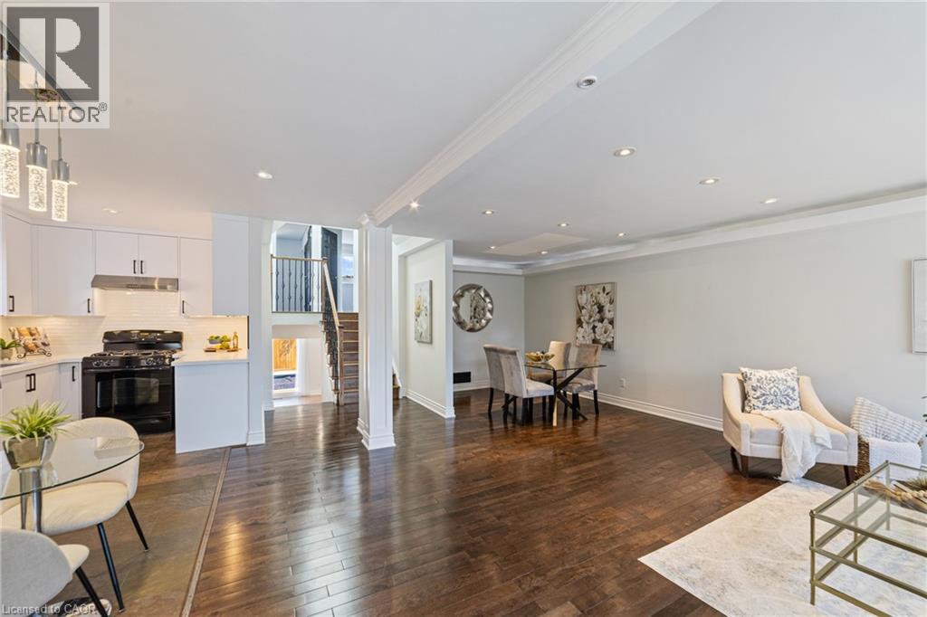 Photo 4 of 1363 Harmsworth Square, Oakville ON