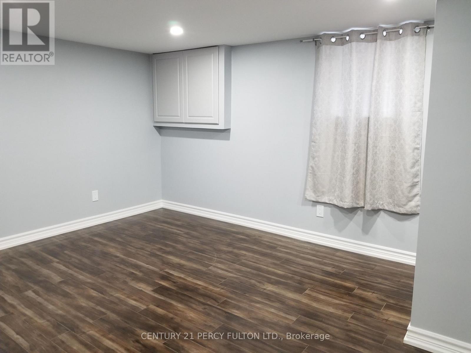 Photo 18 of 1033 Centre Street N, Whitby ON