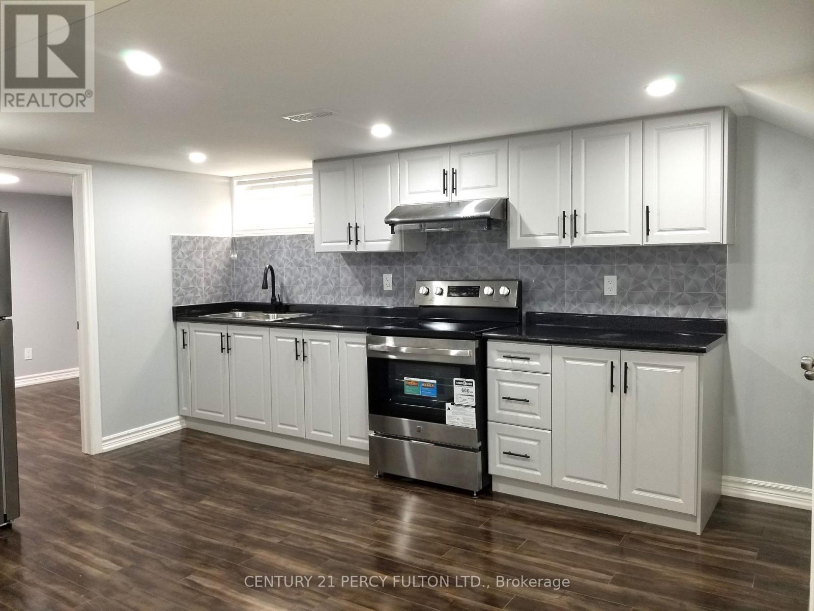 Photo 2 of 1033 Centre Street N, Whitby ON