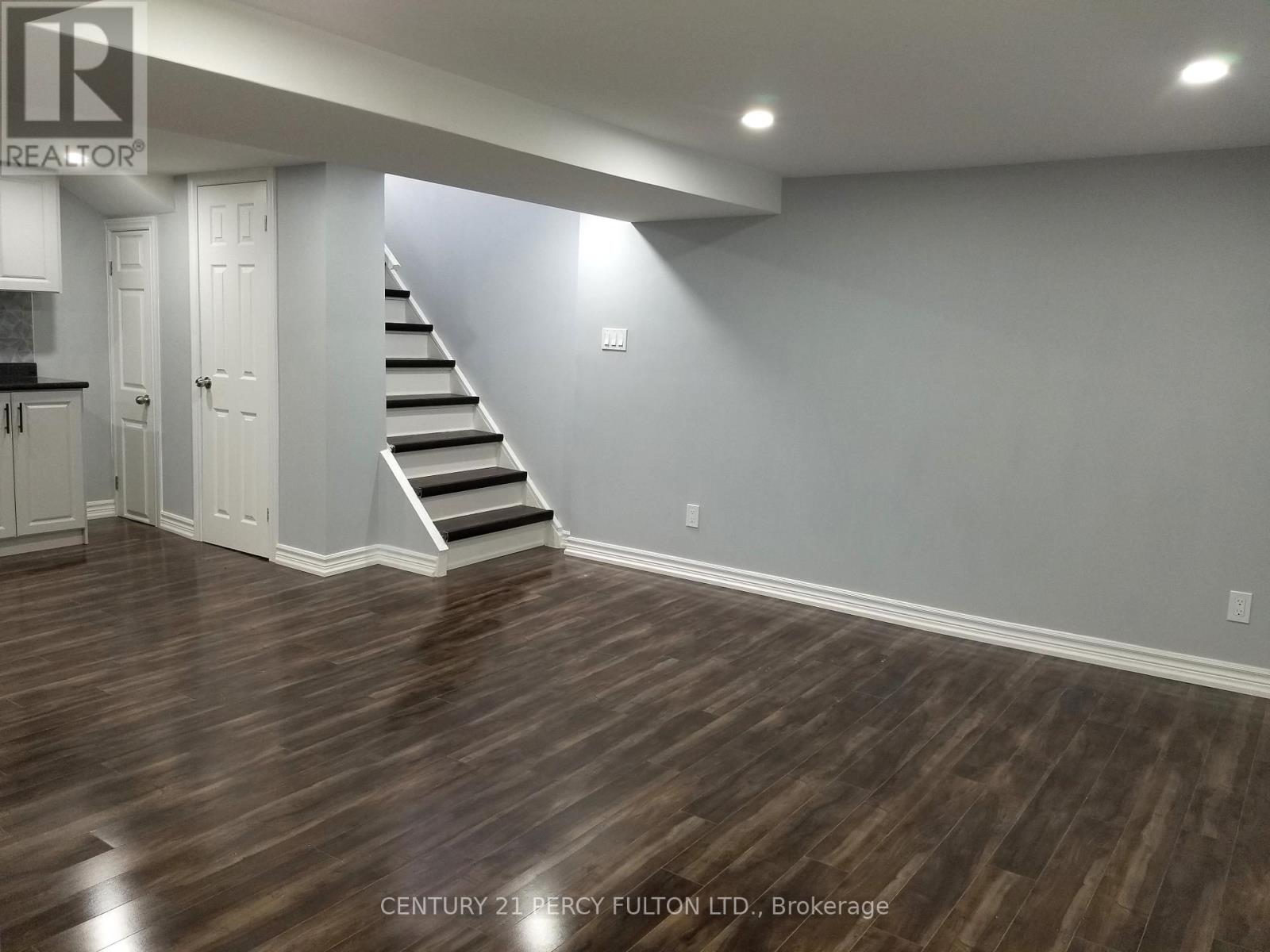 Photo 3 of 1033 Centre Street N, Whitby ON