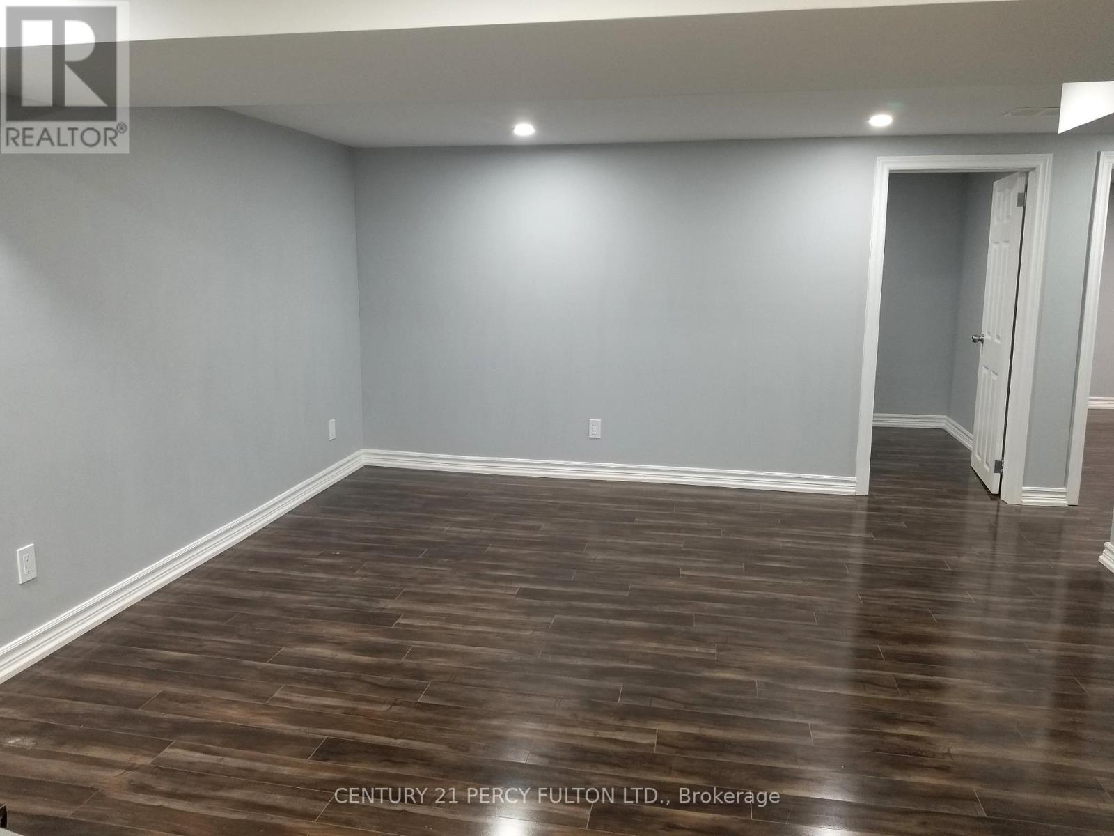 Photo 4 of 1033 Centre Street N, Whitby ON