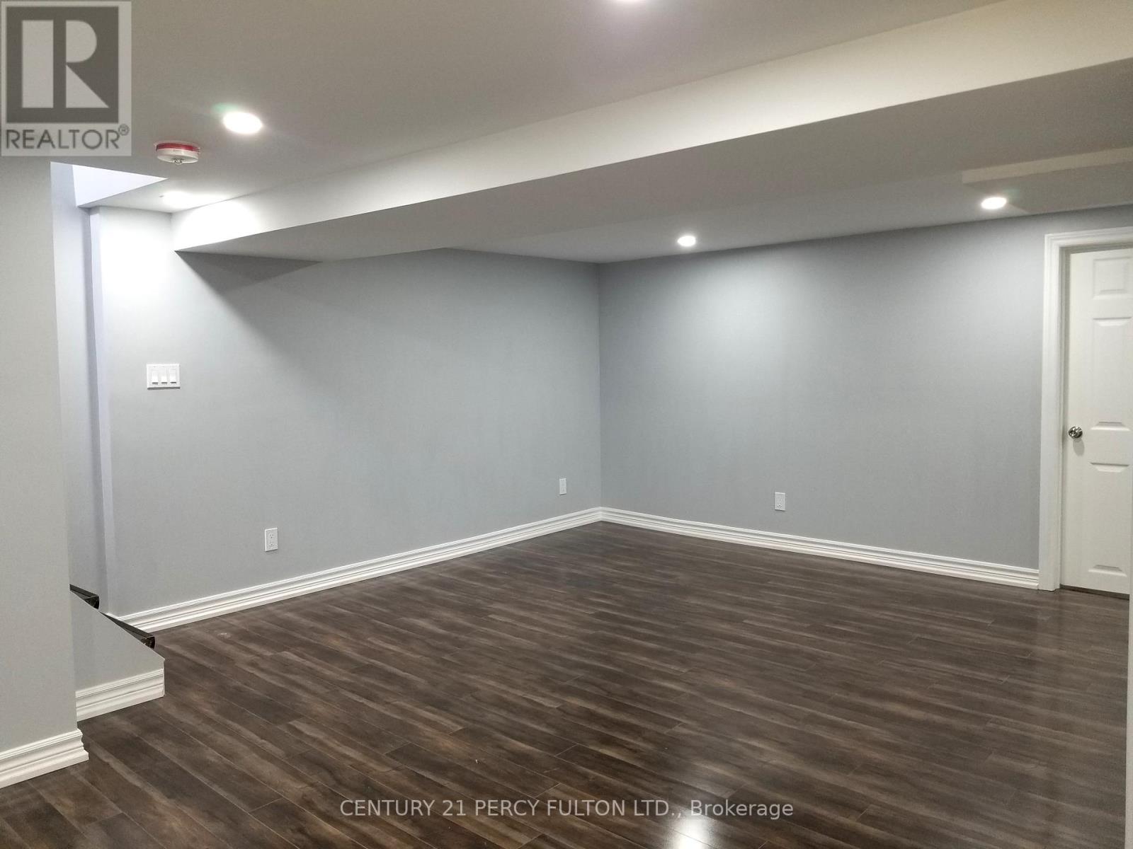 Photo 5 of 1033 Centre Street N, Whitby ON