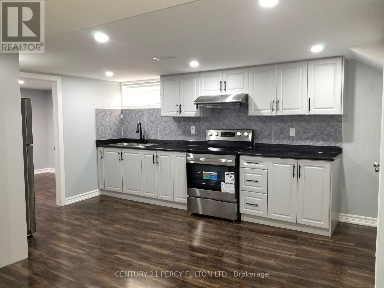 Photo 6 of 1033 Centre Street N, Whitby ON