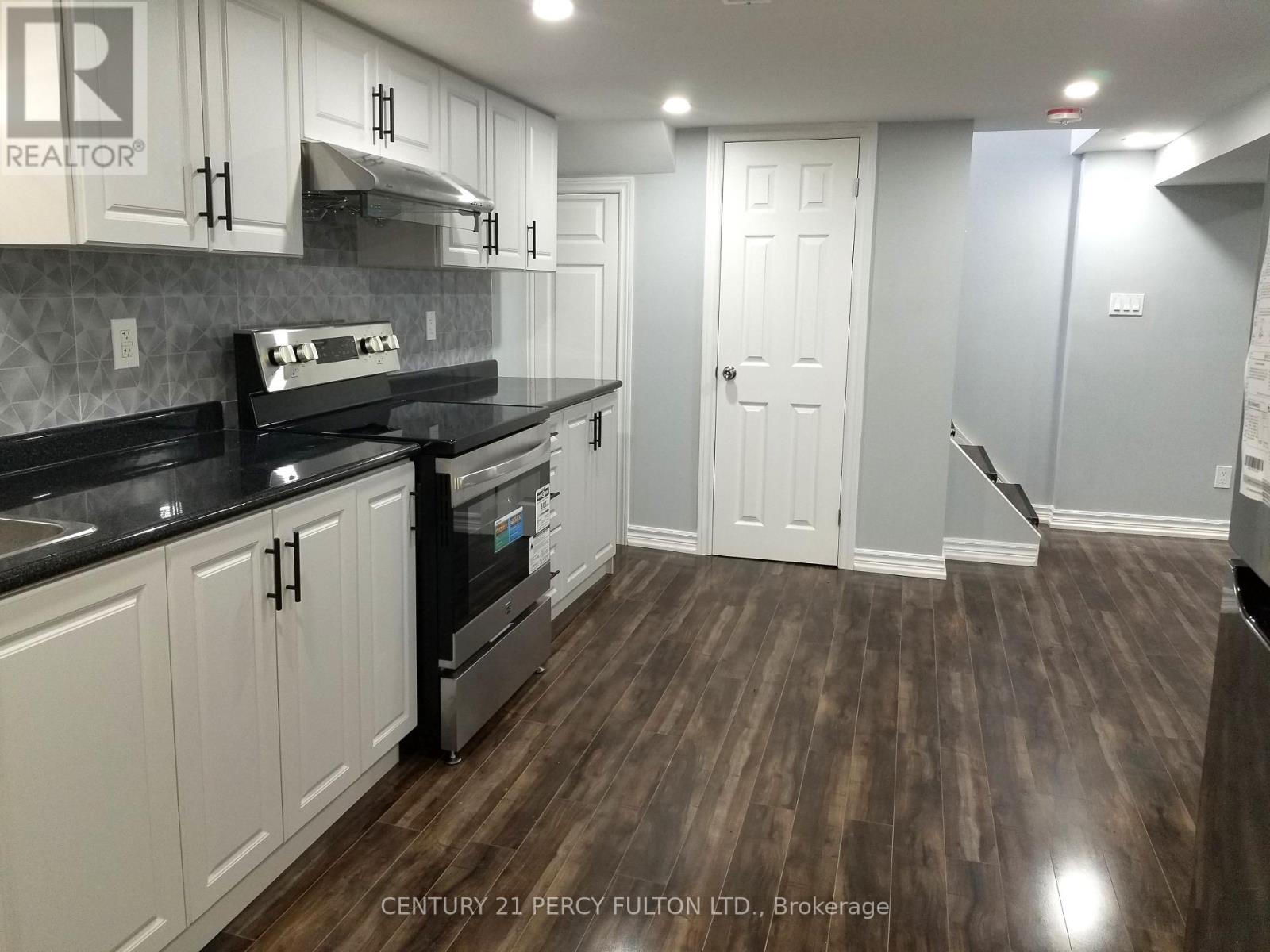 Photo 7 of 1033 Centre Street N, Whitby ON