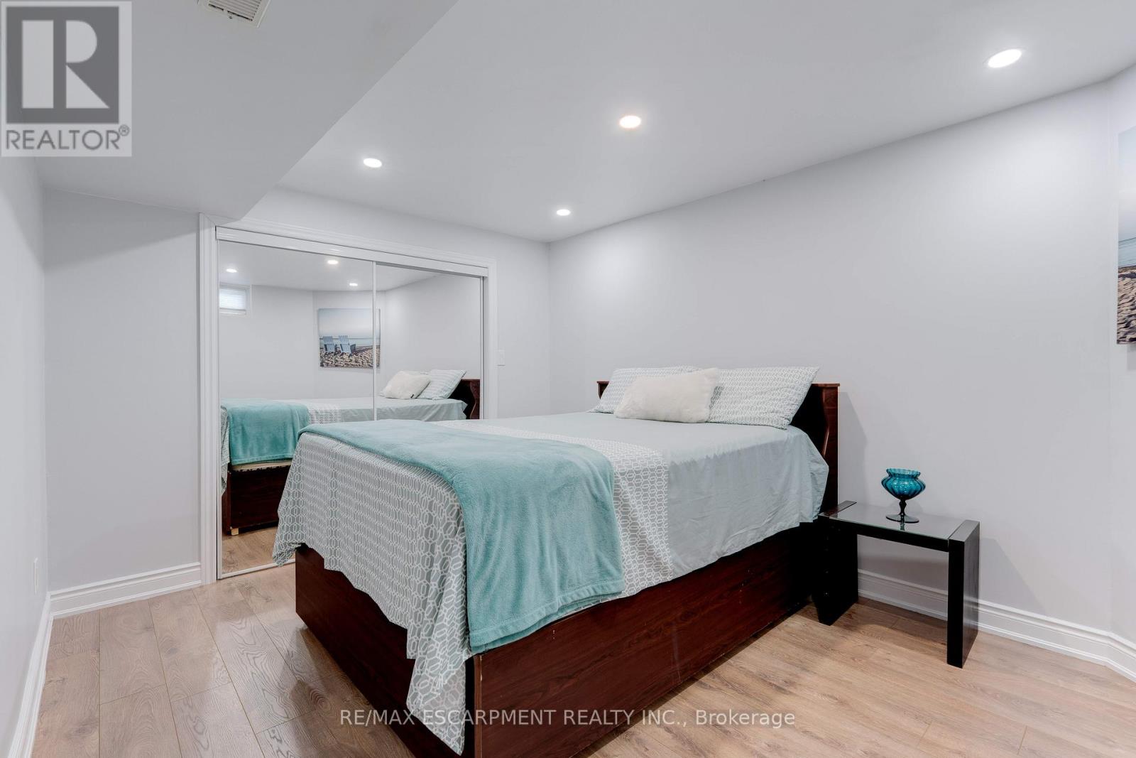 Photo 33 of 6 Embassy Drive, Hamilton ON