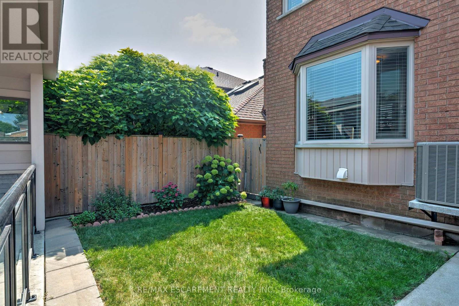Photo 40 of 6 Embassy Drive, Hamilton ON