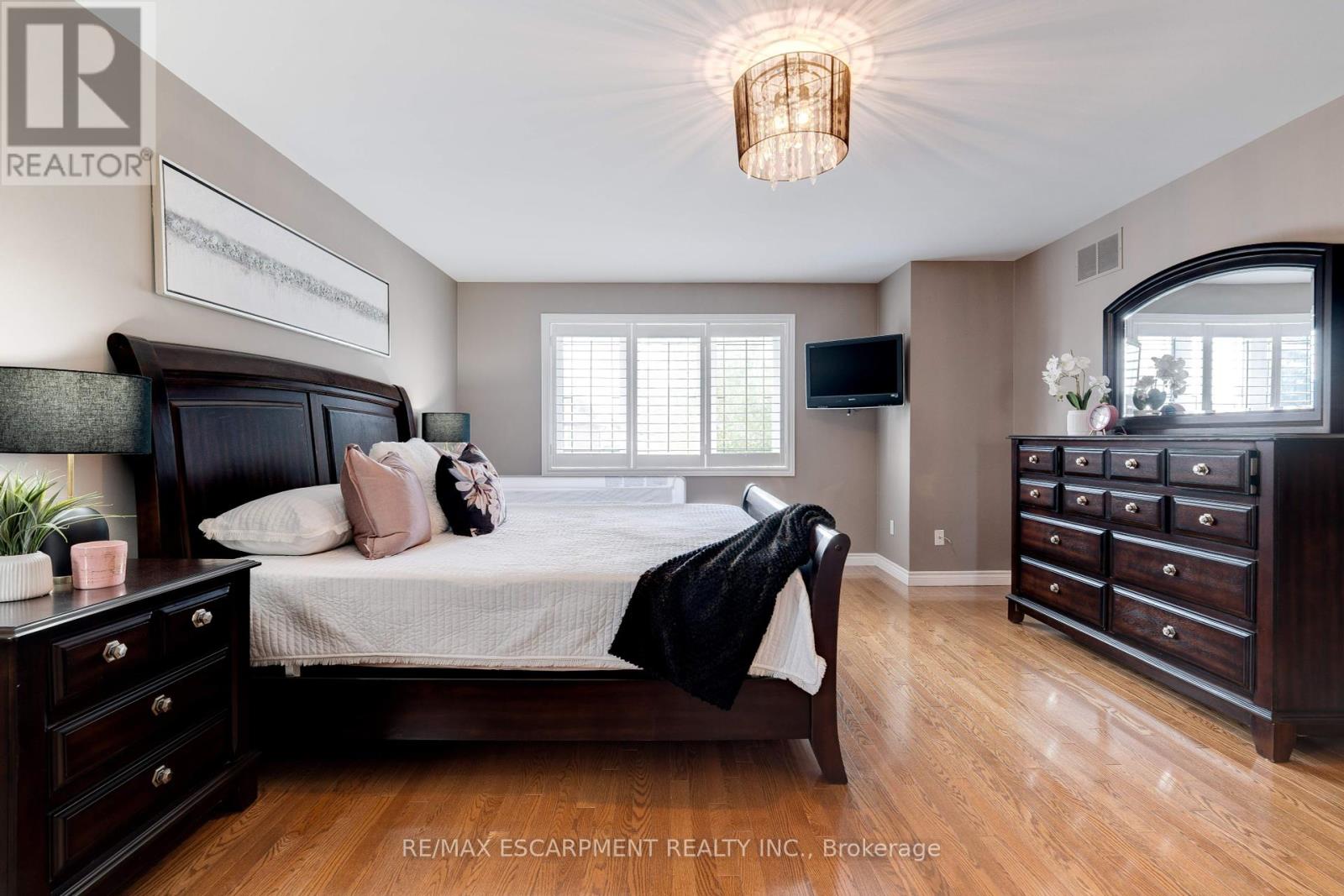 Photo 18 of 6 Embassy Drive, Hamilton ON