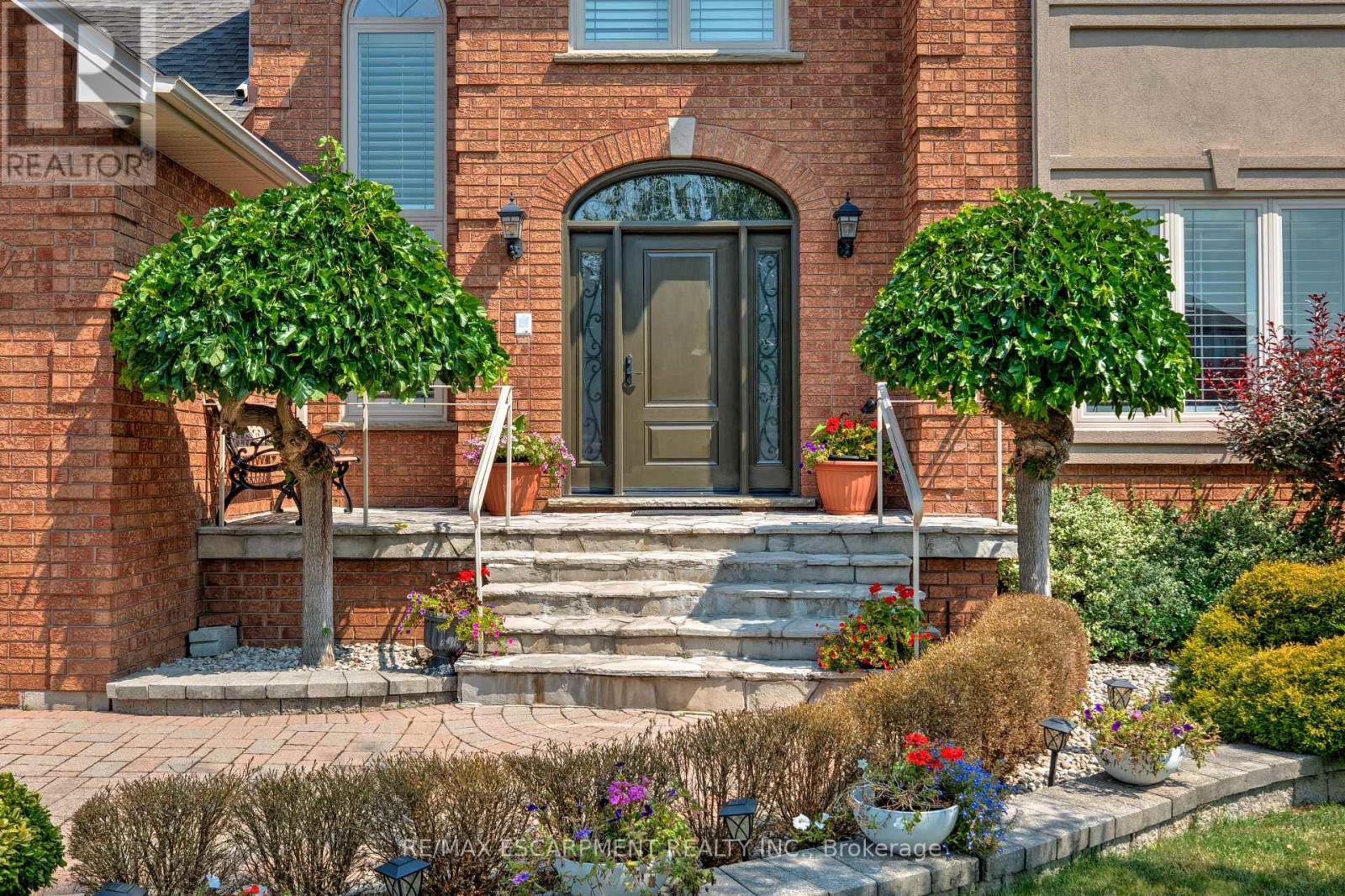 Photo 2 of 6 Embassy Drive, Hamilton ON