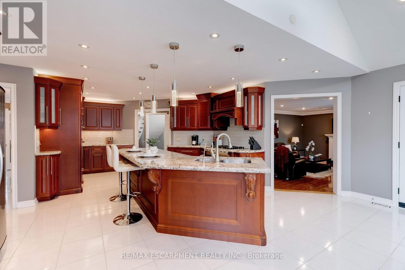 Photo 10 of 6 Embassy Drive, Hamilton ON