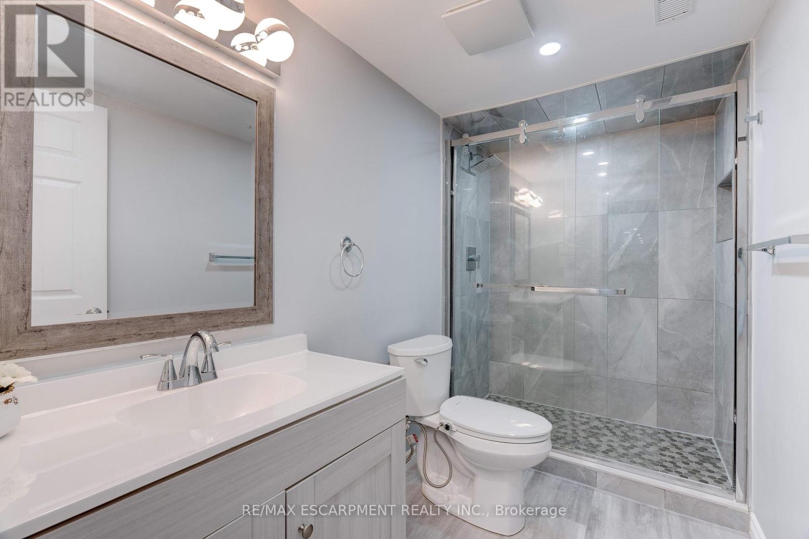 Photo 34 of 6 Embassy Drive, Hamilton ON