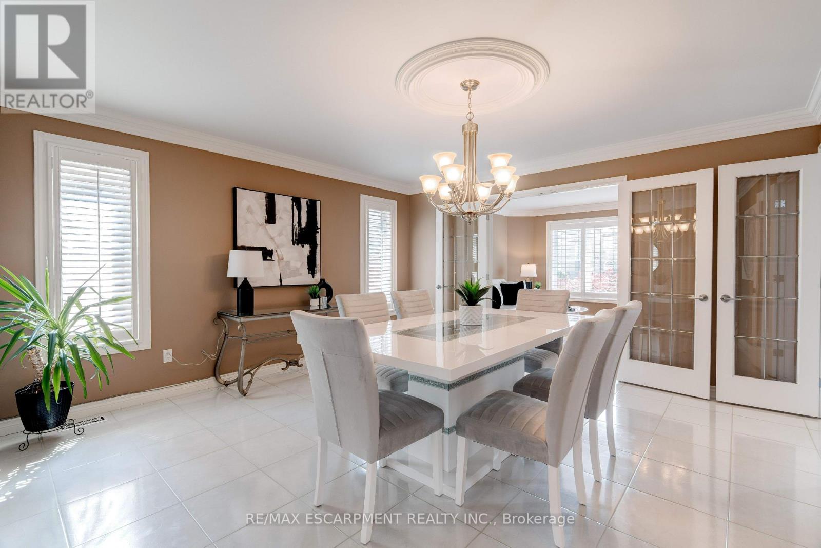 Photo 4 of 6 Embassy Drive, Hamilton ON