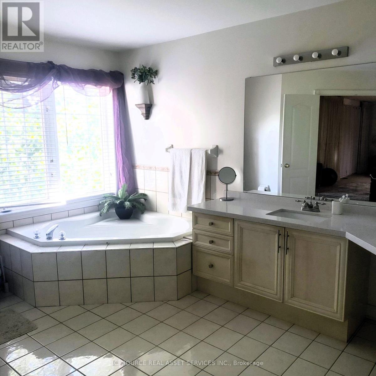 Photo 17 of 48 Brimwood Crescent, Richmond Hill ON