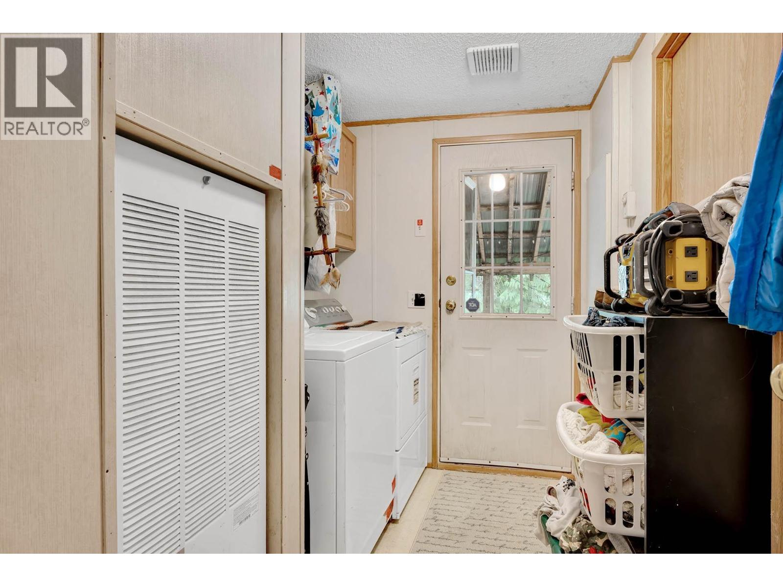 32 OLD N THOMPSON  E HIGHWAY - 25