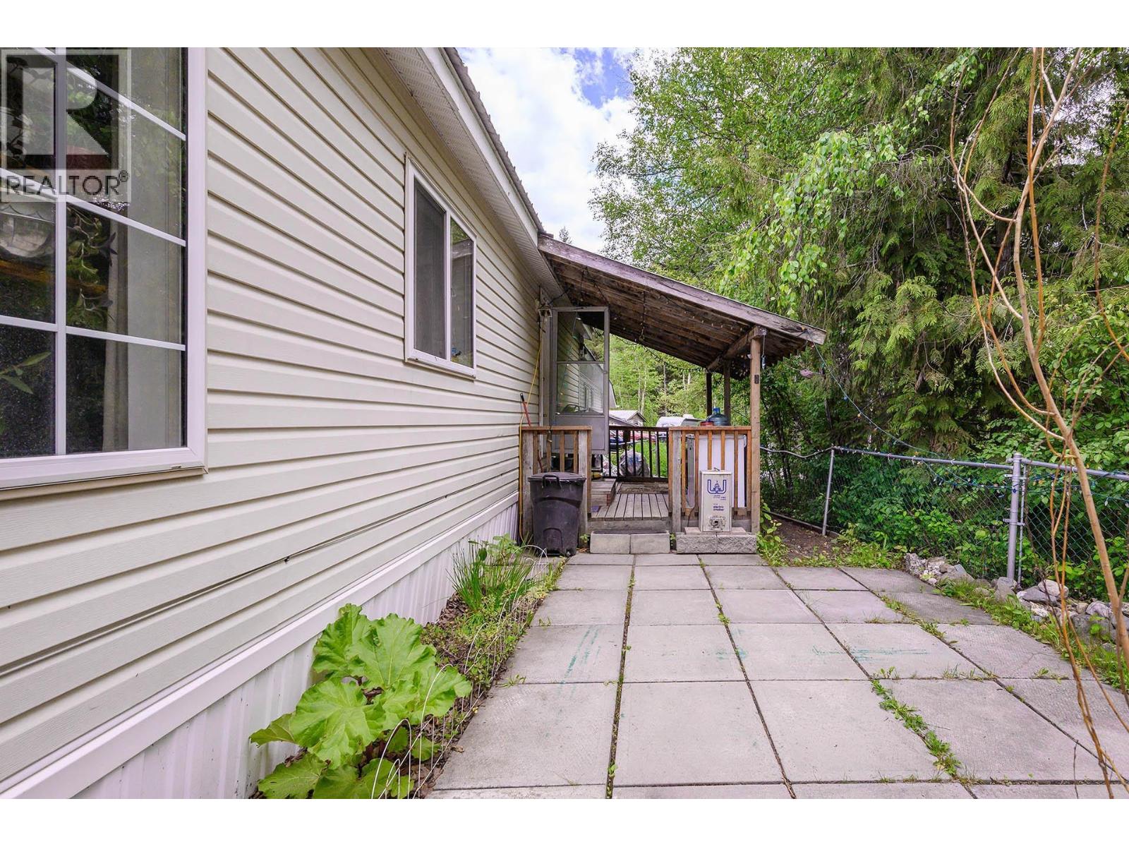 32 OLD N THOMPSON  E HIGHWAY - 36